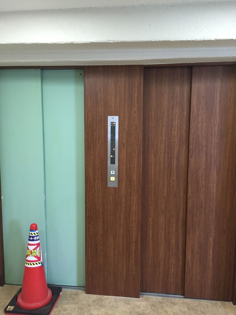マンションエレベーター　ダイノック工事